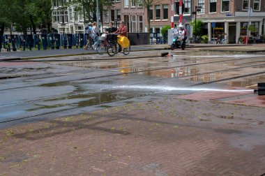Amsterdam 'da Bir Köprü ve Bisiklet Sürücülerinin Arkaplanda Serinletilmesi 21-6-2022