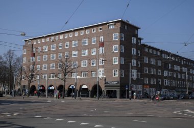 Amsterdam 'da Rijnstraat ve Vrijheidslaan' ı geçmek 24-3-2022