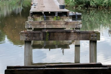 Amsterdam Frankendael Parkı 'ndaki hasarlı köprü. Hollanda 29-9-2022.