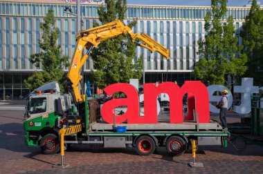 Amsterdam 'daki Bijlmerplein Meydanı' na Amsterdam Mektupları dağıtıyorum. Hollanda 5-9-2022.