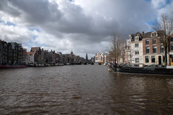 Clima Oscuro Alrededor Del Río Amstel Edificio Stopera Ámsterdam Los — Foto de Stock