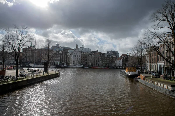 阿姆斯特丹歌剧院大楼安斯特尔河周围的黑暗天气2022年2月25日 — 图库照片