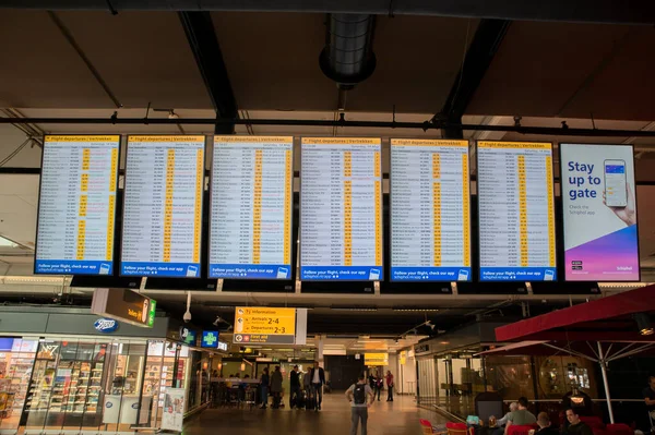 Αναχωρήσεις Οθόνη Στο Αεροδρόμιο Schiphol Ολλανδία 2022 — Φωτογραφία Αρχείου