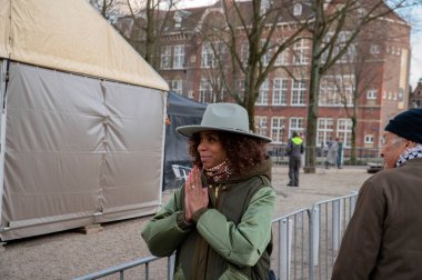Dionne Verwey Amsterdam 'daki Şubat Grev Anıtı' nda Dokwerker 'da. Hollanda 25-2-2022