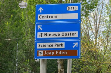 Amsterdam Middenweg Caddesi 'ndeki Yön Tabelası Hollanda 15-9-2022