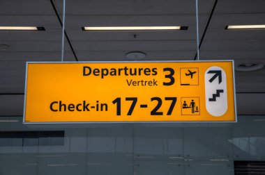 Yön İşareti 3: 17-27 'de Schiphol Havaalanı' nda. Hollanda 14-5-2022.