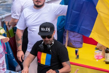 Stichting ROMPRO 'daki İnsanlar (Rumenler İçin Romenler) Hollanda' daki Gaypride Kanal Geçit Töreni 'nde 6-8-2022