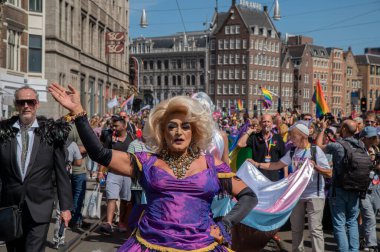 Hollanda, Amsterdam 'da Eşcinsel Yürüyüşü Sürükleme Kraliçesi 30-7-2022