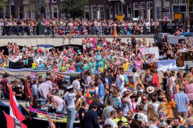 Hollanda 6-8-2022 tarihlerinde, Queens United Boat 'ı Amsterdam' daki Gaypride Kanal Geçidi 'ne sürükleyin.