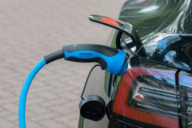 Hollanda 15-5-2022 tarihli Amsterdam Tesla Arabasında Elektrik Fişi