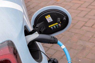 Hollanda, Amsterdam 'da Fiat 500' deki Elektrik Kablosu. 28-3-2022.