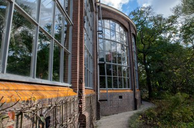 Hollanda 2-11-2022 tarihlerinde Hortus Botanicus 'taki büyük cam evin önünde.