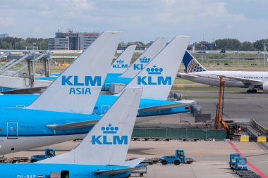 Hollanda 26-5-2022 Schiphol Havaalanında Beş KLM uçağı peş peşe