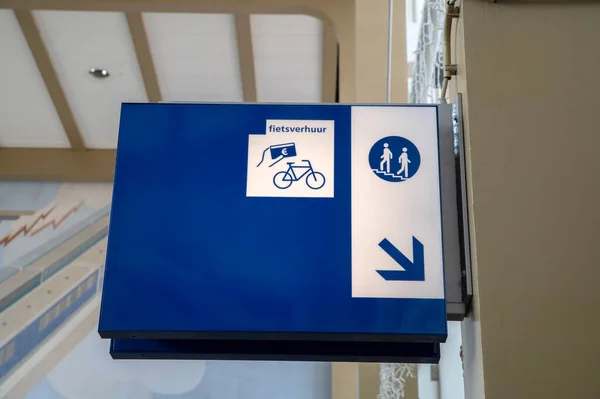 Direction Sign Alquiler Bicicletas Estación Tren Amstel Ámsterdam Países Bajos —  Fotos de Stock