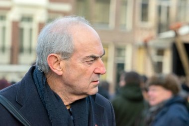 Amsterdam 'daki Şubat Grev Anıtı' nda Amsterdam 'ın eski Belediye Başkanı Cohen 25-2-2022