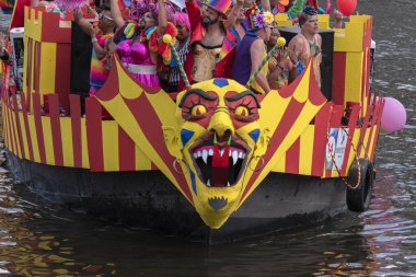 Amsterdam 'da Teknelerle Gaypride Kanal Geçidi Hollanda 6-8-2022