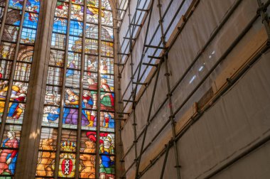 Amsterdam 'daki eski kilisenin içinde cam lekeli pencere ve iskeleler Hollanda 15-6-2022