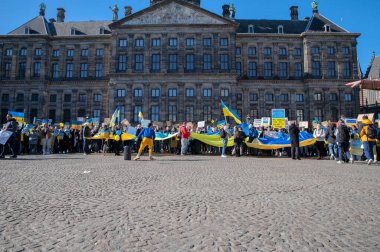 Ukrayna 'daki savaşı protesto eden bir grup insan Amsterdam' da 27-2-2022