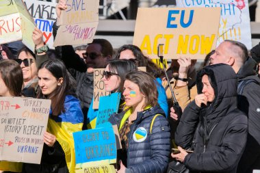 Ukrayna 'daki savaşı protesto eden bir grup protestocu Amsterdam' da 27-2-2022