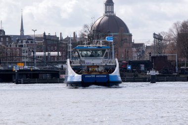 Amsterdam Merkez Tren İstasyonundaki GVB Pond Hollanda 17-3-2022