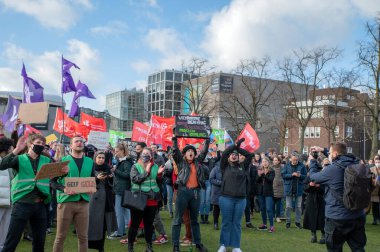 Amsterdam 'daki Niet Mijn Schuld Gösterisinde Mutlu Protestocular 5-2-2022