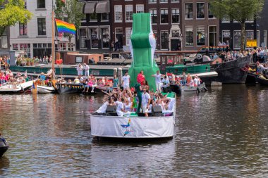 Heineken 'daki insanlar Amsterdam' daki gay kanalı geçit törenindeki tüm yıldızlara kadeh kaldırıyor. 6-8-2022
