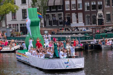 Heineken, Hollanda 6-8-2022 Amsterdam 'da Eşcinsel Kanal Yürüyüşü' nde Tüm Yıldızlara Alkışlar