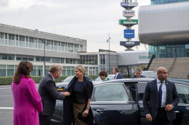 Hester Van Buren ve Cees Loggen, Hollanda 10-10-2022 'deki Sibos 2022 açılış konferansında Kraliçe Maxima' yı karşılıyor.