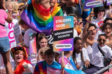 Amsterdam 'da Teknelerle Eşcinsel Kanalı Geçidi' nde Değişiklik Teknesi Savaşçıları Billboard tutuyor. 6-8-2022