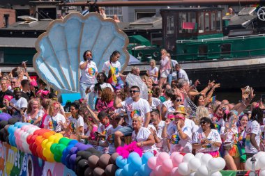 Hollanda 6-8-2022 Amsterdam 'daki Gaypride Kanal Geçidi' nde HVO-Querido Teknesi