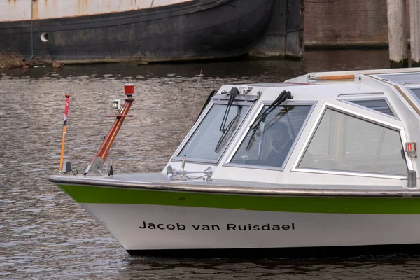 Front Del Canal Cruise Boat Jacob Van Ruisdael Amsterdam Nederländerna — Stockfoto