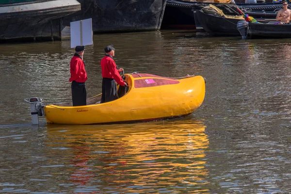 Divertente Scarpa Legno Barca Gaypride Canal Parade Con Barche Amsterdam — Foto Stock