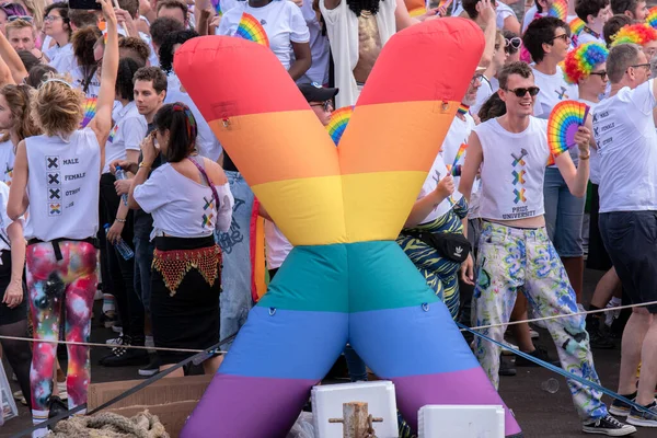 Amsterdam 'da Teknelerle Gaypride Kanal Geçidi Hollanda 6-8-2022