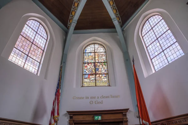 アムステルダムのBegijnhofにある英語の改革された教会の中のガラス窓オランダ21 2022 — ストック写真