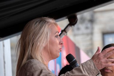 Lilian Marijnissen Amsterdam 'daki Niet Mijn Schuld Gösterisinde konuşma yapıyor. Hollanda 11-6-2022