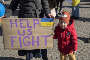 Ukrayna 'daki savaşı protesto eden ilan panosu olan küçük çocuk Amsterdam 27-2-2022