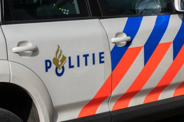 Amsterdam 'da bir polis aracının logosu Hollanda 14-3-2022