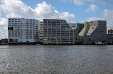 Amsterdam 'daki IJdok' taki IJ Nehri 'ne doğru bakan Hollanda 17-3-2022