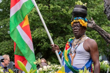 Amsterdam Keti Koti Festivali 'nde Geleneksel Giysiler Giyen Adam 1-7-2022