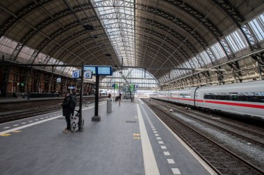 Amsterdam Merkez İstasyonu 'nun Platformu' nda bekleyen adam Hollanda 14-3-2022