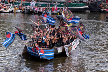 Amsterdam 'da Tekneli Gaypride Kanal Geçidi' nde Amsterdam Motosiklet Kulübü 6-8-2022