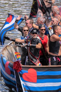 Amsterdam 'da Tekneli Gaypride Kanal Geçidi' nde Amsterdam Motosiklet Kulübü 6-8-2022