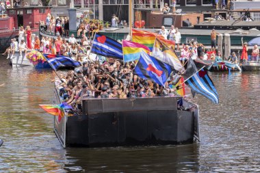 Hollanda, Amsterdam 'da Teknelerle Eşcinsel Kanal Yürüyüşü' nde Bay B Teknesi