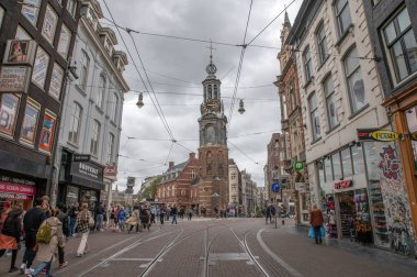 Amsterdam 'da Bulutlu Gökyüzü Arkaplanda Munt Kulesi 7-7-2022