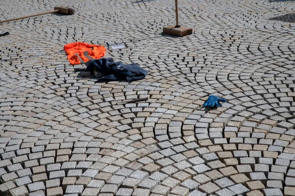 躺在阿姆斯特丹的石头地板上2022年6月9日 — 图库照片