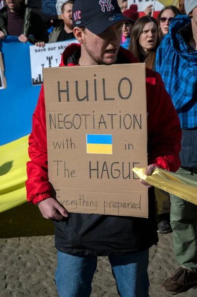 Homme Tenant Panneau Affichage Manifestation Contre Guerre Ukraine Amsterdam Aux — Photo