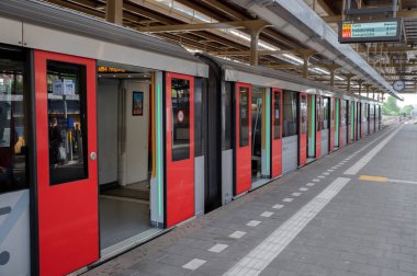 Amsterdam 'daki Amstel tren istasyonunda açık kapı metrosu Hollanda 14-5-2022