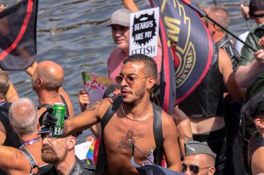 Amsterdam 'daki Gaypride Kanal Geçidi' ndeki Amsterdam Motosiklet Kulübü 'ndeki İnsanlar 6-8-2022 Hollanda