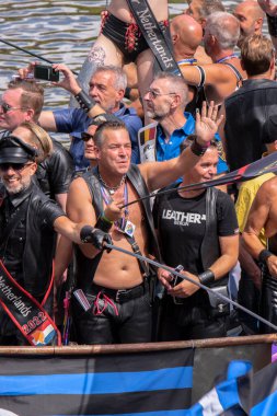 Amsterdam 'daki Gaypride Kanal Geçidi' ndeki Amsterdam Motosiklet Kulübü 'ndeki İnsanlar 6-8-2022 Hollanda