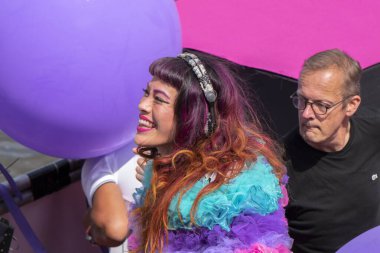 Amsterdam 'daki Gaypride Kanal Geçit Töreni' ndeki teknedekiler 6-8-2022